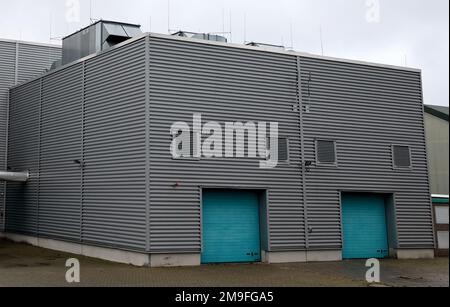 Parchim, Deutschland. 04. Januar 2023. Kraft-Wärme-Kopplungsanlage mit der Kraft-Wärme-Anlage. Mit dem Kraftwerk kann der sogenannte „Überschuss“-Strom aus Windkraftanlagen zur Beheizung von Wasser verwendet werden, das in das Fernwärmenetz eingespeist wird. Kredit: Bernd Wüstneck/dpa/Alamy Live News Stockfoto