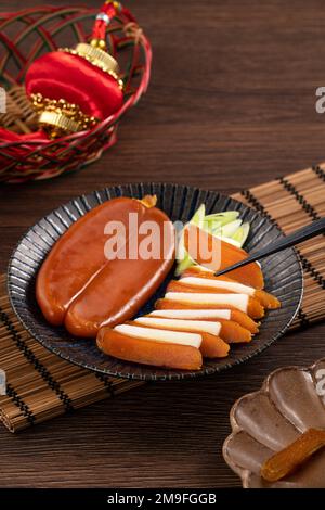 Köstlicher frischer Meerbarbenrogen mit weißen Rettichscheiben und Knoblauchsprossen für das chinesische Neujahrsgeschenkkorb, Weihnachtsfeier. Stockfoto