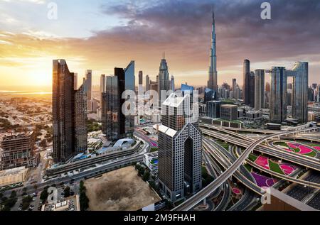 Dramatischer Sonnenaufgang über der Skyline von Dubai mit Burj Khalifa und luxuriösen Wolkenkratzern, Vereinigte Arabische Emirate Stockfoto