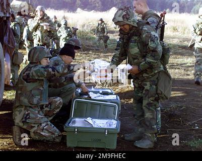 US-Marines vom 3. Bataillon, 12. Marineregiment, 3D. Marine Division, erhalten Morgenfutter auf dem Feld, an Waffenposition 10, östliches Camp Fuji, Japan. Dieser Trainingsbereich ist Teil des neun-Tage-Umzugsschiffs der Einheit, das entwickelt wurde, um die militärische Fachkompetenz im Artilleriefeld zu verbessern. Betrifft Operation/Serie: FOHLEN-ADLER-Stützpunkt 2000: Marinekorps-Stützpunkt, Camp Fuji Staat: Honshu Land: Japan (JPN) Stockfoto