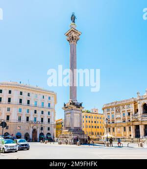 ROM, ITALIEN - 29. JUNI 2019: Piazza di Santa Maria Maggiore in Rom. Basilika Santa Maria Maggiore und Brunnen des Weihnachtsmanns Stockfoto