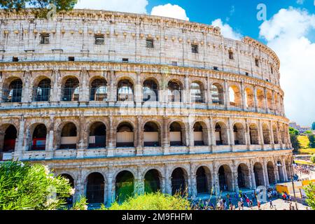 ROM, ITALIEN - 29. JUNI 2019: Kolosseum in Rom, Italien. Besucher besuchen das berühmte Kolosseum im Zentrum von Rom. Stockfoto