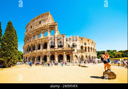 ROM, ITALIEN - 29. JUNI 2019: Kolosseum in Rom, Italien. Besucher besuchen das berühmte Kolosseum im Zentrum von Rom. Stockfoto