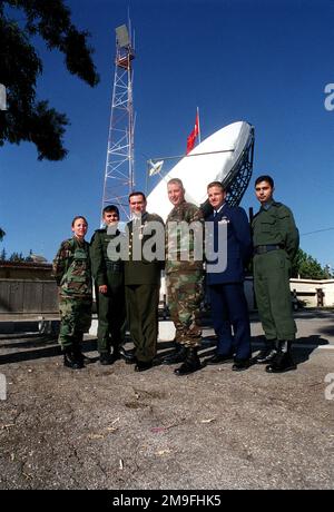 (Von links nach rechts) Captain der US-Luftwaffe Andrea Gormel, 39. Wing CHIEF of Military Justice, First Lieutenant Kader Sumer, Commander der Kommunikationsgeschwader der türkischen Luftwaffe, Captain Oktay Seyifoglu, Chief Communication Electronics Information Representative des türkischen GENERALSTABS, USAF Lieutenant Colonel John Nolan, 39. Communications Squadron Commander, USAF CAPT Don Carter, Kommunikationsoffizier und Dolmetscher beim Office of Defense Cooperation in Ankara und 1LT Birol Guvenc, Kommandeur der Division Kommunikationsgeschwader der türkischen Luftwaffe, posieren für ein Gruppenfoto während der Defense and Econ Stockfoto