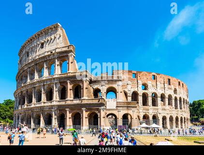 ROM, ITALIEN - 29. JUNI 2019: Kolosseum in Rom, Italien. Besucher besuchen das berühmte Kolosseum im Zentrum von Rom. Stockfoto