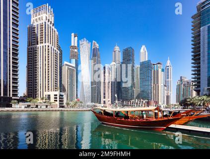 Dubai Marina am Tag mit Boot und blauem Himmel, VAE Stockfoto