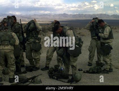 US-Marines aus Hauptquartier Battery, drittes Bataillon, Elftes Marineregiment, erste Marine Division Kleid in Mission-Oriented Protective Poure Response Level 3 (MOPP-3) gar, während nuklearer, biologischer, Chemieschulung in der letzten Übung DER KOMBINIERTEN RÜSTUNGSÜBUNG (CAX) 2-01, die im Marine Corps Air Ground Combat Center (MCAGCC) 29 Palms, Kalifornien, stattfand. Betreff Betrieb/Serie: COMBINED ARMS EXERCISE (CAX) 2-01 Basis: MCAGCC, Twentynine Palms Bundesstaat: Kalifornien (CA) Land: Vereinigte Staaten von Amerika (USA) Stockfoto