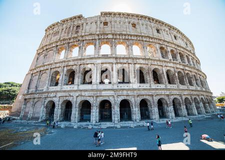 ROM, ITALIEN - 29. JUNI 2019: Kolosseum in Rom, Italien. Besucher besuchen das berühmte Kolosseum im Zentrum von Rom. Stockfoto