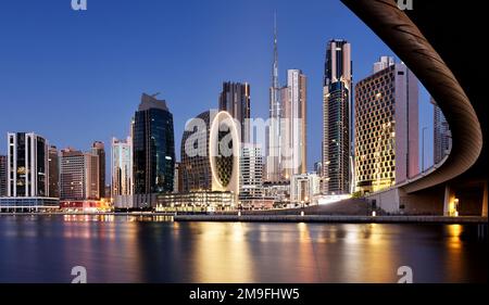 Panaroma von Dubai Skyline mit Burj khalifa und anderen Wolkenkratzern bei Nacht von Al Jadaf Waterfront; Vereinigte Arabische Emirate Stockfoto