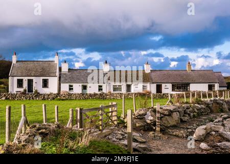 Eine Reihe malerischer weißer walisischer Hütten neben dem Anglesey Coastal Path an der Nordostküste der Insel. Moelfre, Isle of Anglesey, Nordwales, Vereinigtes Königreich Stockfoto