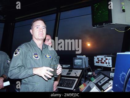 GENERALLEUTNANT der US-Luftwaffe Ronald Keys, 16. Befehlshaber der Luftwaffe, besucht während seines Besuchs auf dem Luftwaffenstützpunkt Incirlik in der Türkei den neuen Kontrollturm. Basis: Luftwaffenstützpunkt Incirlik, Land Adana: Türkei (TUR) Stockfoto