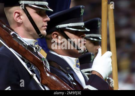 (Von links nach rechts) US Air Force SENIOR AIRMAN David Gray, USAF Technical Sergeant James King, Und der USAF-SENIOR-AIRMAN Ricky Rodriquez, Mitglieder der Airlift Wing Honor Guard 375., Scott Air Force Base, Illinois, führt während der Halbzeit eines montags-Football-Spiels der NFL zwischen den St. Louis Rams und die Washington Redskins im TWA Dome in St. Louis, Missouri. Basis: Saint Louis Staat: Missouri (MO) Land: Vereinigte Staaten von Amerika (USA) Stockfoto