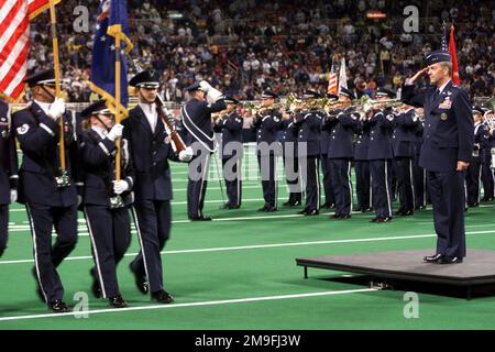 (Von links nach rechts) US Air Force Technical Sergeant James King, USAF SENIOR AIRMAN Carrie Turpening und USAF SENIOR AIRMAN Ricky Rodriquez, Mitglieder der 375. Airlift Wing Honor Guard, Scott Air Force Base, Illinios, führen einen Pass durch und überprüfen USAF Lieutenant General Ronald Marcotte, Vice Commander, Air Mobility Command, da sie Veteranen in der Halbzeit eines montags-Fußballspiels zwischen den St. Louis Rams und die Washington Redskins im TWA Dome in St. Louis, Missouri. Basis: Saint Louis Staat: Missouri (MO) Land: Vereinigte Staaten von Amerika (USA) Stockfoto