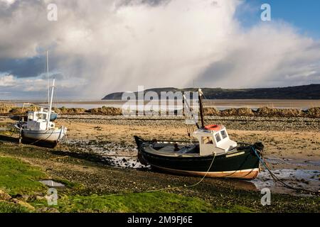 Verbotene Boote im Hafen von Red Wharf Bay, Isle of Anglesey, Wales, Großbritannien, Europa. Llanddona Headland liegt auf der anderen Seite der Bucht Stockfoto