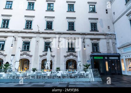 Wien, Österreich - 14. Oktober 2022: Leere Barterrasse in Innere Stadt, Wien, Österreich Stockfoto