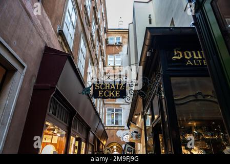 Wien, Österreich - 14. Oktober 2022: Schmale Einkaufsstraße in Innere Stadt, Wien, Österreich Stockfoto
