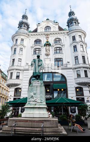 Wien, Österreich - 14. Oktober 2022: Johannes Gutenberg-Denkmal, Erfinder der Druckerpresse, mit Menschen in Lugeck, Wien, Österreich Stockfoto