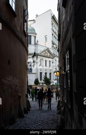 Wien, Österreich - 14. Oktober 2022: Schmale Straße mit Menschen in Innere Stadt, Wien, Österreich Stockfoto
