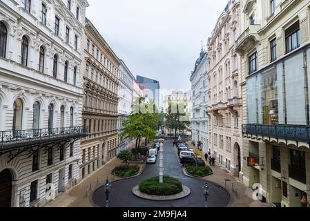 Wien, Österreich - 14. Oktober 2022: Gerngrosssäule mit Menschen in Innere Stadt, Wien, Österreich Stockfoto