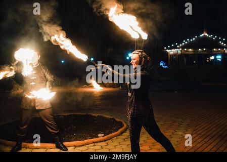 SEMIGORYE, OBLAST IVANOVO, RUSSLAND - 28. APRIL 2017: Feuershow mit brennenden glitzernden Fackeln von professionellen Künstlern in Kostümen Stockfoto