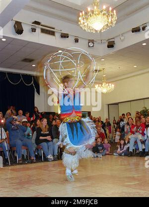 Zur Feier des Monats der Ureinwohner-Geschichte führt Shanner Escalanti, ein Morgentänzer, den traditionellen Basketball-Tanz während des Besuchs der Künstler auf dem Luftwaffenstützpunkt Incirlik in der Türkei auf. Basis: Luftwaffenstützpunkt Incirlik, Land Adana: Türkei (TUR) Stockfoto