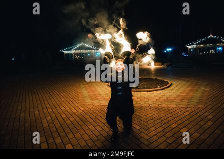 SEMIGORYE, OBLAST IVANOVO, RUSSLAND - 28. APRIL 2017: Feuershow mit brennenden glitzernden Fackeln von professionellen Künstlern in Kostümen Stockfoto