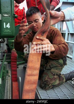 Corporal Bobby Boquiren wird während der an Bord der USS Harry S. Truman (CVN 75) durchgeführten Feuerlöschübungen über das ordnungsgemäße Verstauen eines Feuerlöschschlauchs unterrichtet. TRUMAN ist auf einem geplanten sechsmonatigen Einsatz im Mittelmeer und im Arabischen Golf. Basis: USS Harry S. Truman (CVN 75) Land: Atlantik (AOC) Stockfoto