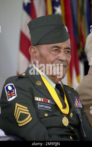 Koreanischer Kriegsveteran, Sergeant First Class (Ret) Modesto Cartagena, einer der am höchsten dekorierten Männer des Konflikts, während einer Zeremonie im US Army Reserve Center in Puerto Nuevo, Puerto Rico, anlässlich der Präsentation einer Tafel zu Ehren der Tapferkeit, Und Opfer aller Veteranen des Koreakrieges. Die Mitglieder der kämpfenden 65. Infanterie-Veteranen, die zu den hochdekoriertesten Soldaten des Koreakrieges gehörten, erhielten großes Lob. Cartagena wurde für seinen Dienst in den 65. Jahren mit dem Distinguished Service Cross, Silver Star, Broze Star und Purple Heart ausgezeichnet. Basis: Usarc Puerto Stockfoto