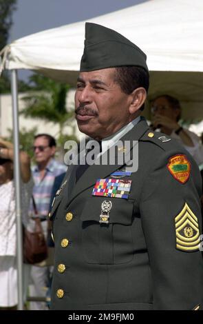 Oberfeldwebel Major Angel Kuiland, Veteran des Koreakrieges, wird während einer Zeremonie im US Army Reserve Center in Puerto Nuevo, Puerto Rico, gezeigt, bei der eine Tafel zu Ehren der Tapferkeit und der Opfer aller Veteranen des Koreakrieges präsentiert wird. Die Mitglieder der kämpfenden 65. Infanterie-Veteranen, die zu den hochdekoriertesten Soldaten des Koreakrieges gehörten, erhielten großes Lob. Basis: Usarc Puerto Nuevo Bundesstaat: Puerto Rico (PR) Land: Szene der Vereinigten Staaten von Amerika (USA) Hauptkommando gezeigt: MACOMS Stockfoto
