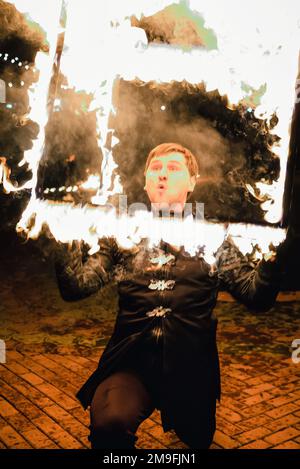 SEMIGORYE, OBLAST IVANOVO, RUSSLAND - 28. APRIL 2017: Feuershow mit brennenden glitzernden Fackeln von professionellen Künstlern in Kostümen Stockfoto