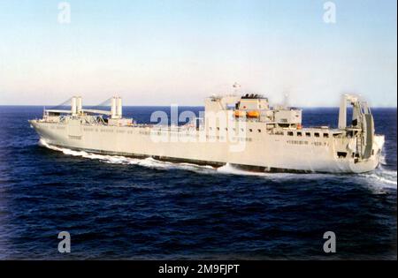 Niedrig schräge Hafenansicht (abseits der Mittellinie) des strategischen Schwerhubschiffs der Bob-Hope-Klasse USNS MENDONCA (T-AKR 303) auf See, das auf dem Weg ist. Land: Golf Von Mexiko Stockfoto