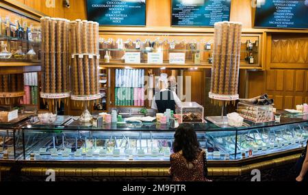 ROM, ITALIEN - 30. JUNI 2019: GIOLITTI-Eisdiele in Rom. Roms berühmter Eisladen. Innenansicht. Stockfoto