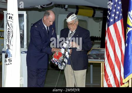 Ein Überlebender aus dem Gebiet von Delaware, Pearl Harbor und der US Air Force, Colonel Mills vom 436. Luftwaffenstützpunkt, Dover Air Force Base, Delaware, präsentierte während der Feier zum Pearl Harbor Day Remembrance im Air Mobility Command (AMC) Museum, Dover AFB, einen Kranz. Basis: Luftwaffenstützpunkt Dover Bundesstaat: Delaware (DE) Land: Vereinigte Staaten von Amerika (USA) Stockfoto