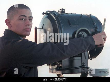 Signalman 2. Klasse (Surface Warfare/Air Warfare) Juan M. Rivera kommuniziert mit einem anderen Schiff der US Navy über ein Signalleuchte an Bord der USS Harry S. Truman (CVN 75). TRUMAN ist auf einem geplanten sechsmonatigen Einsatz im Mittelmeer und im Arabischen Golf. Basis: USS Harry S. Truman (CVN 75) Land: Atlantik (AOC) Stockfoto