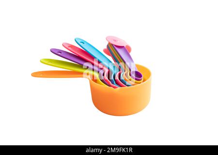 Messlöffel, bunte Messlöffel zum Kochen in der Küche, isoliert auf weißem Hintergrund. Stockfoto