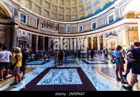 ROM, ITALIEN - 30. JUNI 2019: Innenansicht des PANTHEON (antiker römischer Tempel) im Zentrum von Rom. Menschen besuchen das Pantheon in Rom, Italien. Stockfoto