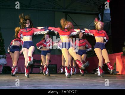 Die Cheerleaders der Dallas Cowboys treten am 17. 2000. Dezember auf der Secretary of Defense Holiday Tour 2000 in Hangar 3 auf dem Luftwaffenstützpunkt Ramstein auf. Stützpunkt: Luftwaffenstützpunkt Ramstein Bundesland Rheinland-Pfalz Land: Deutschland / Deutschland (DEU) Stockfoto