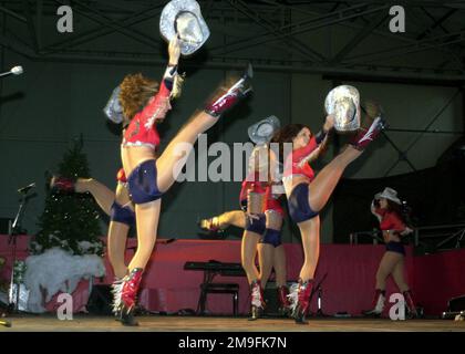 Die Cheerleaders der Dallas Cowboys treten am 17. 2000. Dezember auf der Secretary of Defense Holiday Tour 2000 in Hangar 3 auf dem Luftwaffenstützpunkt Ramstein auf. Stützpunkt: Luftwaffenstützpunkt Ramstein Bundesland Rheinland-Pfalz Land: Deutschland / Deutschland (DEU) Stockfoto