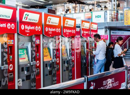 ROM, ITALIEN - 29. JUNI 2019: Fahrkartenautomaten von Trenitalia im BAHNHOF ROMA TERMINI. Der Bahnhof Termini ist Roms größter Bahnhof und einer der europäischen Bahnhöfe Stockfoto