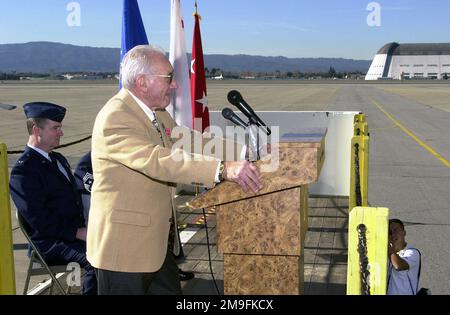 Der Veteran des Zweiten Weltkriegs und ehemalige Army Air Corps, Lieutenant Richard Hank Sciaroni, spricht mit den Mitgliedern des 129. Rescue Wing und versammelt Gäste, nachdem er den Bronze Star von der US-Vertreterin Anna G. Esho vom 14. Congressional District, Kalifornien, erhalten hatte. Rep. Eshoo war maßgeblich an der Verleihung von LT beteiligt. Sciaroni, der Bronzestern, für seine Taten während des Krieges. LT. Sciaronis war Navigator auf einer B-24, die über Deutschland abgeschossen wurde. Er führte drei seiner anderen Besatzungsmitglieder nach mehr als zwei Wochen hinter feindlichen Linien in Sicherheit. LT. Sciaroni wurde nie die meda verliehen Stockfoto