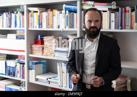 Wiesbaden, Deutschland. 27. Okt. 2022. Martin Rettenberger, Direktor des Kriminalzentrums (KrimZ), steht in seinem Arbeitszimmer. Die KrimZ ist eine Forschungs- und Dokumentationseinrichtung der Bundes- und Landesregierungen auf dem Gebiet der Strafjustiz. Kredit: Hannes P. Albert/dpa/Alamy Live News Stockfoto