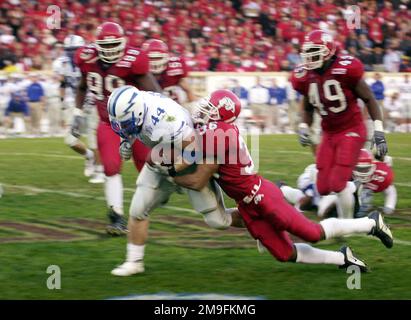 US Air Force Academy Falcons' Fullback Scott Becker, Nr. 44, eilte 11 Yards lang gegen die Fresno State Bulldogs, während des Silicon Valley Football Classic im Spartan Stadium in San Jose, Kalifornien. Die Falcons eilten insgesamt 296 Meter, um die Bulldogs 37-34 zu schlagen. Basis: San Jose Bundesstaat: Kalifornien (CA) Land: Vereinigte Staaten von Amerika (USA) Stockfoto