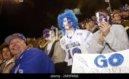 US Air Force Academy Falcons Fans mit blau-weißer Gesichtsfarbe (von links nach rechts) Robert Barajas, Scott Thiessen und Able Barajas aus Modesto, Kalifornien, waren nur drei der 147 Freunde und Familienmitglieder, die Quarterback Mike Thiessen Tickets für den Silicon Valley Football Classic anbieten konnte. Basis: San Jose Bundesstaat: Kalifornien (CA) Land: Vereinigte Staaten von Amerika (USA) Stockfoto