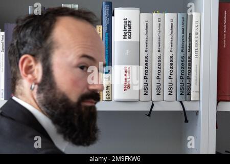 Wiesbaden, Deutschland. 27. Okt. 2022. Martin Rettenberger, Direktor des Criminologischen Zentrums (KrimZ), steht in seiner Studie vor einem Bücherregal mit Literatur zum NSU-Prozess. Die KrimZ ist eine Forschungs- und Dokumentationseinrichtung der Bundes- und Landesregierungen auf dem Gebiet der Strafjustiz. Kredit: Hannes P. Albert/dpa/Alamy Live News Stockfoto