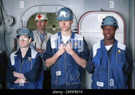 (Von links nach rechts) der US-MARINESOLDAT Kristin L. Wierzba, der US-MARINESOLDAT Zachary D. Bendickson und der US-MARINESOLDAT Tershea S. Ewell warten auf die Verbindung mit einem Versorgungsschiff für eine entsprechende Wiederauffüllung an Bord der USS HARRY S. TRUMAN (CVN 75). Truman ist auf Station im Persischen Golf, um die Operation SÜDWACHE zu unterstützen. Betreff Betrieb/Serie: SÜDLICHE WACHSTATION: USS Harry S. Truman (CVN 75) Stockfoto