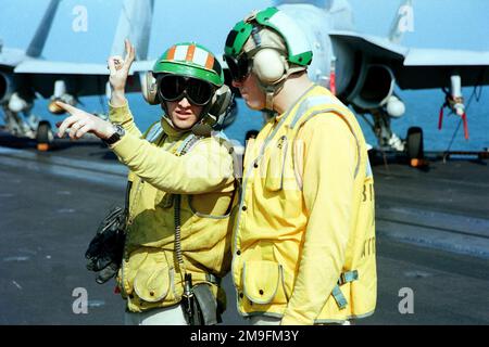 V-2 Offizier, US Navy Lieutenant Jay Steinwald zeigt einem brasilianischen Naval Air Department Officer, wie man Flugzeuge aus den Katapulten der USS HARRY S. TRUMAN richtig starten kann (CVN 75). Truman ist auf Station im Persischen Golf, um die Operation SÜDWACHE zu unterstützen. Betreff Betrieb/Serie: SÜDLICHE WACHSTATION: USS Harry S. Truman (CVN 75) Stockfoto