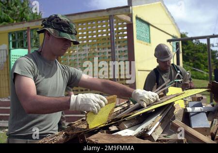 US Marine Corps Lance Corporal Drew Fisher vom 8. Ingenieurstützbataillon, 2. Fleet Service Support, Charlie Company, räumt die Baustelle auf, nachdem das Innere des Babonneau Gemeindezentrums in St. Lucia komplett ausgehöhlt wurde. Etwa 100 Marines, Soldaten und Flieger sind im Rahmen der neuen Übungen nach St. Lucia entsandt worden. New Horizons verfügt über eine zweifache Mission von Bereitschaftstraining und humanitärer Hilfe in der Karibik und in Lateinamerika. Betreff Operation/Serie: NEUE HORIZONTE Basis: Babonneau Land: St. Lucia (LCA) Stockfoto