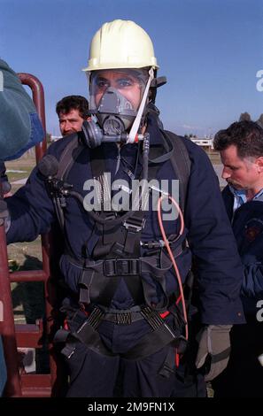 Ferit Ipekbayrak, LEITER der Feuerwehr des Luftwaffenstützpunktes Incirlik, erhält vor der Teilnahme an einer Übung für Rettungseinsätze in engen Räumen außerhalb eines Lagergebäudes für Ölschmierstoffe am Luftwaffenstützpunkt Incirlik, Türkei, seinen letzten Check. Basis: Luftwaffenstützpunkt Incirlik, Land Adana: Türkei (TUR) Stockfoto