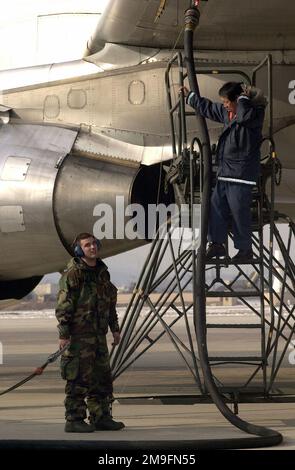 US Air Force SENIOR AIRMAN Hammond, 51. Supply und Herr Chun Han arbeiten zusammen, um ein Flugzeug aufzufüllen, bevor es den Osan Air Base, Republik Korea, verlässt, während ihrer IRRE/CERE (Initial Response Readiness Exercise/Combat Employment Readiness Exercise). Basis: Osan Air Base Country: Republik Korea (KOR) Stockfoto