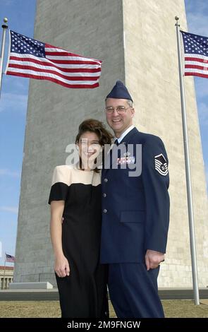 Das Washington Monument dient als Kulisse für den US Air Force MASTER Sergeant Michael A. Reed und seine Frau Penny, die vom 367. Training Support Squadron, Hill Air Force Base, Utah, als Mitglied des Einführungskomitees der Streitkräfte (AFIC) entsandt wurden. Offiziell von US Navy Reservist Lieutenant Junior Grade Lola Britton (nicht abgebildet) in Washington, D.C. wieder in die Luftwaffe aufgenommen zu werden Das 2001. Einführungskomitee der Streitkräfte (AFIC) führt eine mehr als 200 Jahre alte Tradition für die Amtseinführung des Präsidenten 54. fort, bei der der neue Oberbefehlshaber geehrt und die zivile Kontrolle über die Milien anerkannt wird Stockfoto